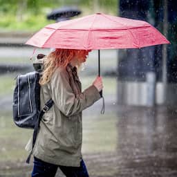 Zware buien in delen van het land, stroom uitgevallen en straten staan blank