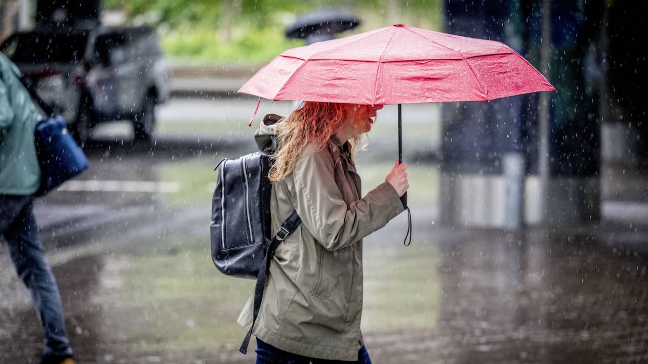 Zware buien in delen van het land, stroom uitgevallen en straten staan blank