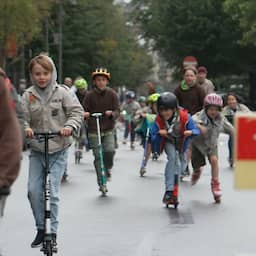 Video | Kinderen steppen door straten Brussel op autoloze zondag