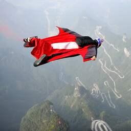 Twee zwaargewonden na botsing in de lucht tijdens wingsuitsprong in Oostenrijk