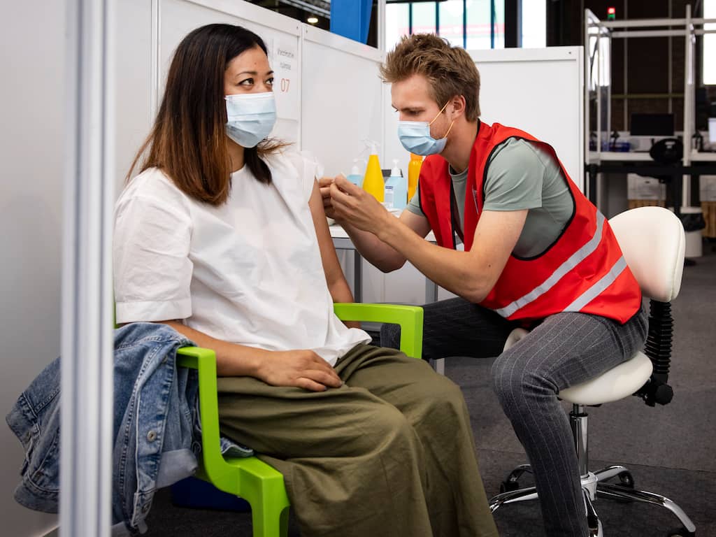 Nederland blijft volledig rood op nieuwe Europese coronakaart