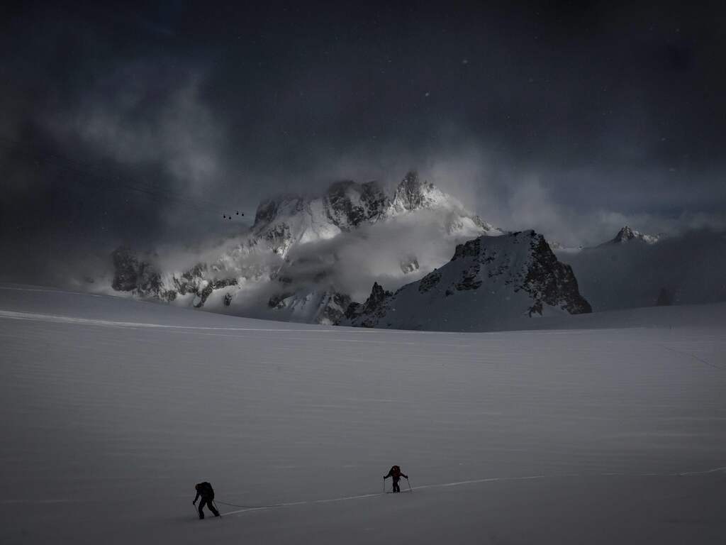 Twee doden bij botsing tussen vliegtuigje en paraglider boven Frans skigebied