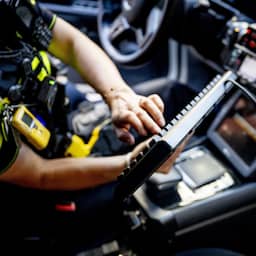 Twee agenten zwaargewond door aanrijding met gestolen voertuig op A2