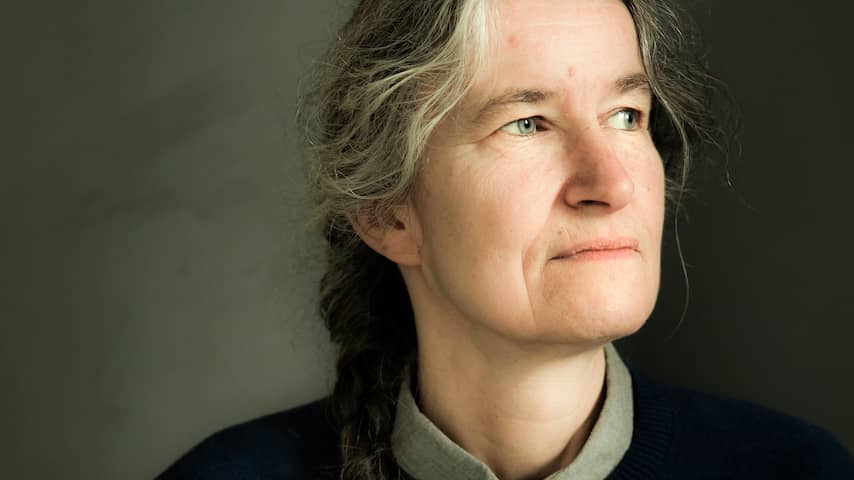 Anjet Daanje wint Libris Literatuur Prijs met Het lied van ooievaar en