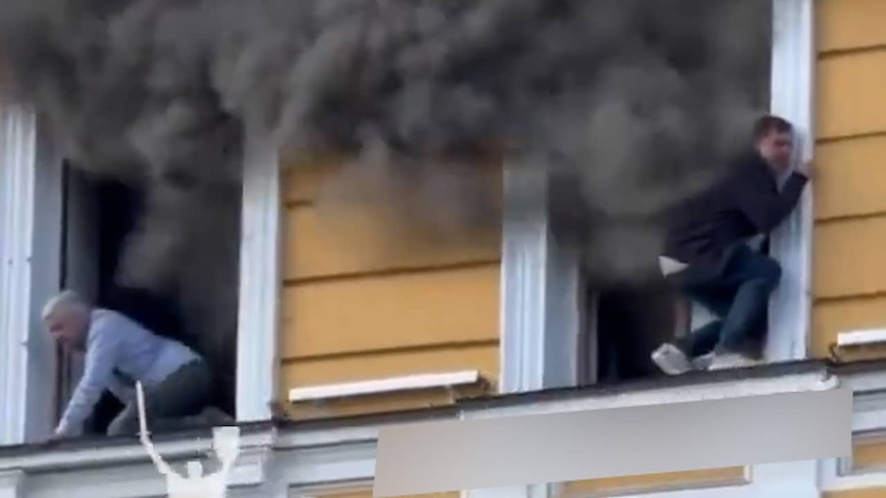 Video | Mensen klimmen uit raam van gebouw in Kyiv na Russische drone-inslag