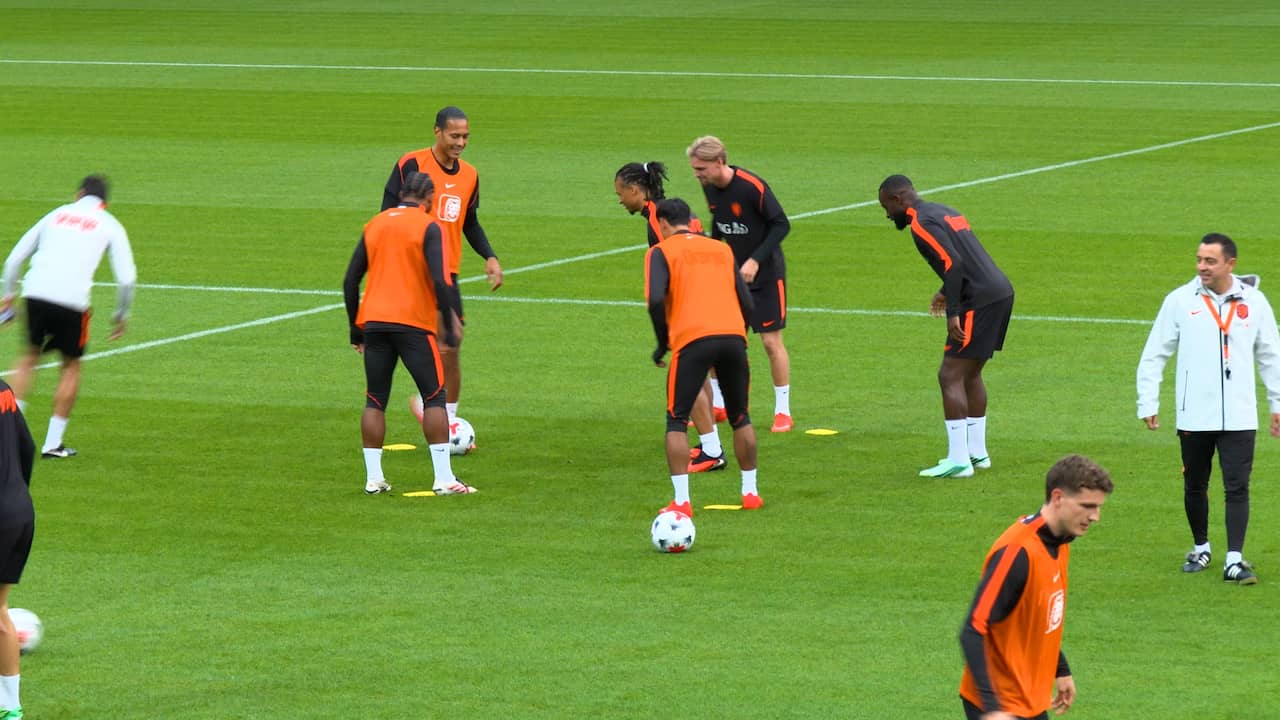 Foto bij Video | Nederlands elftal trapt lol tijdens laatste training voor wedstrijd