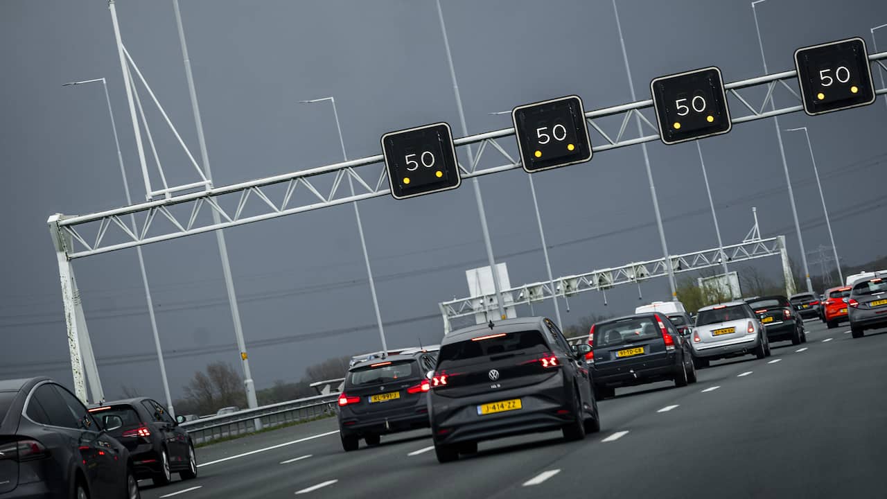 Drukke ochtendspits door ongeval op A15 richting Gorinchem en truckersprotest