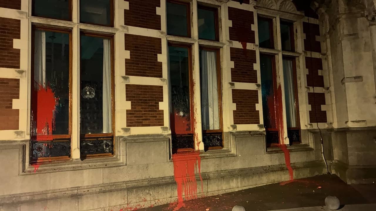 Universiteit Utrecht doet aangifte na bekladdingen en ingegooide ruiten
