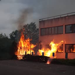 Brand gesticht bij noodopvanglocatie Loosdrecht, demonstranten hinderen brandweer