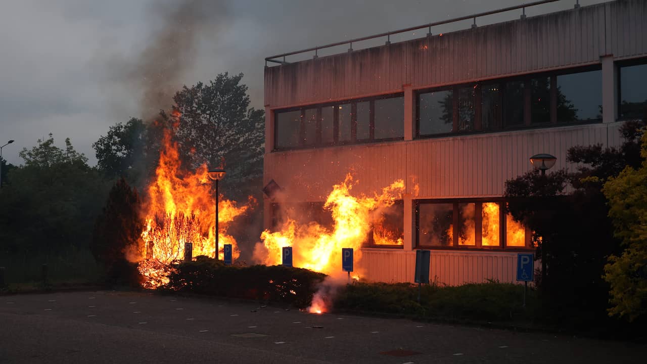 Brand gesticht bij noodopvanglocatie Loosdrecht, demonstranten hinderen brandweer