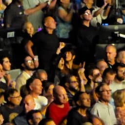 Video | Céline Dion geniet met zoons van concert Paul McCartney