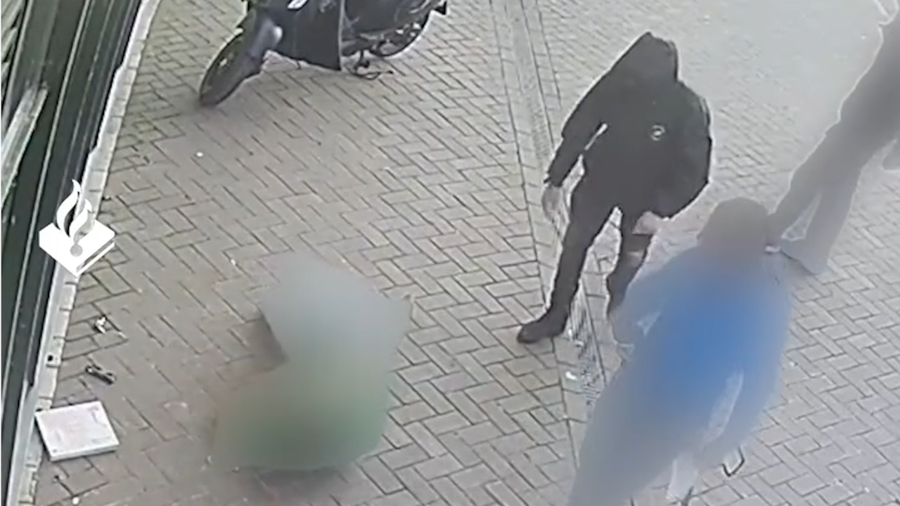 Beeld uit video: Politie zoekt 2 mannen voor mishandeling op Museumplein