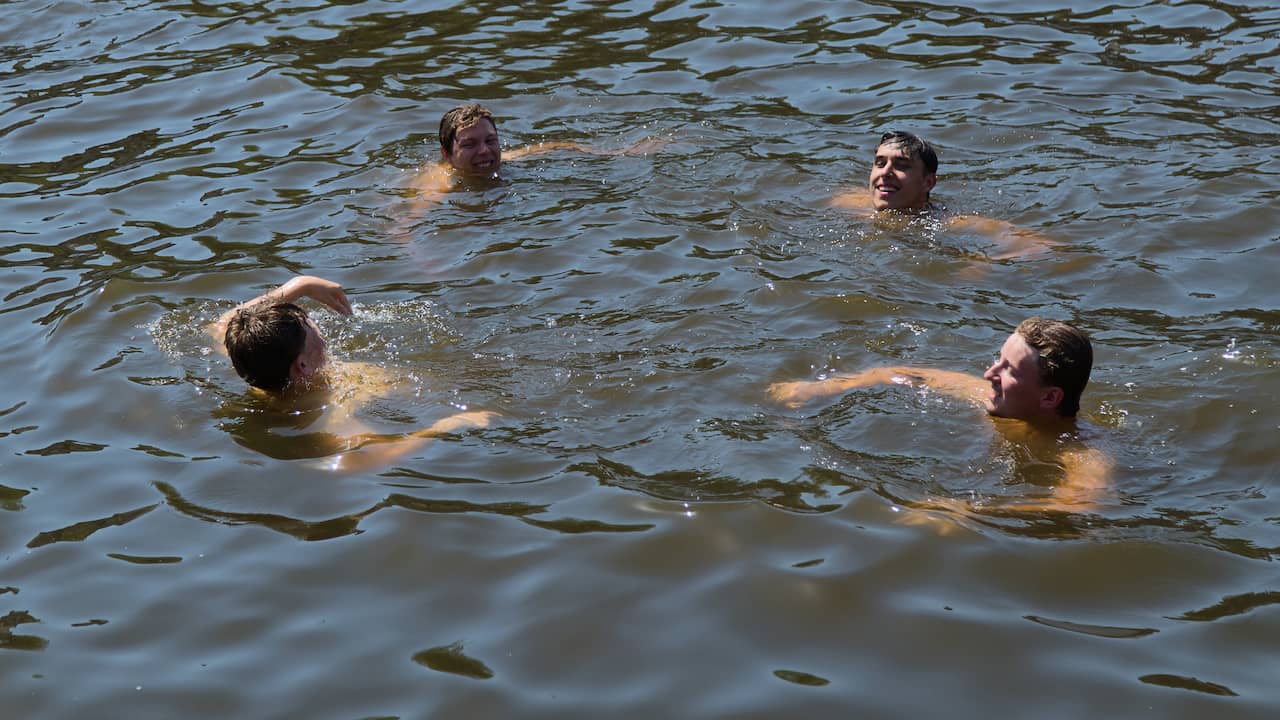 Buitenwater vervuild met rioolwater door hevige regenval, zwemmen afgeraden