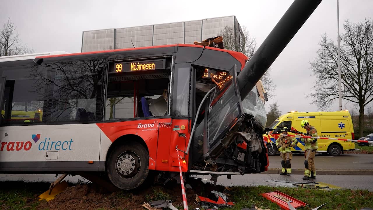 Video | Voorkant stadsbus aan gort na botsing in Nijmegen