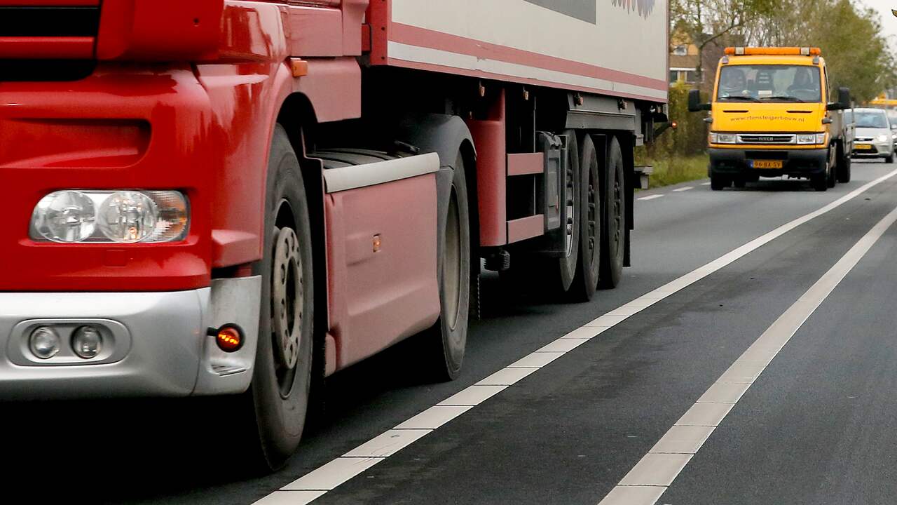 Vrachtwagen kantelt en belandt in sloot in Waarder