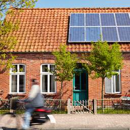 Terugleverkosten zonnepanelen blijven tot 'keiharde' afschaffing salderen