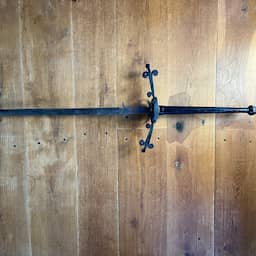 Tien lange zwaarden uit zestiende eeuw ontdekt op zolder van Fries stadhuis