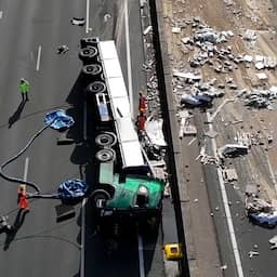 Video | A12 in beide richtingen dicht door gekantelde vrachtwagen