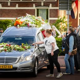 Tranen en rozen bij stille tocht Jeffrey en Emma: 'We missen ze heel erg'