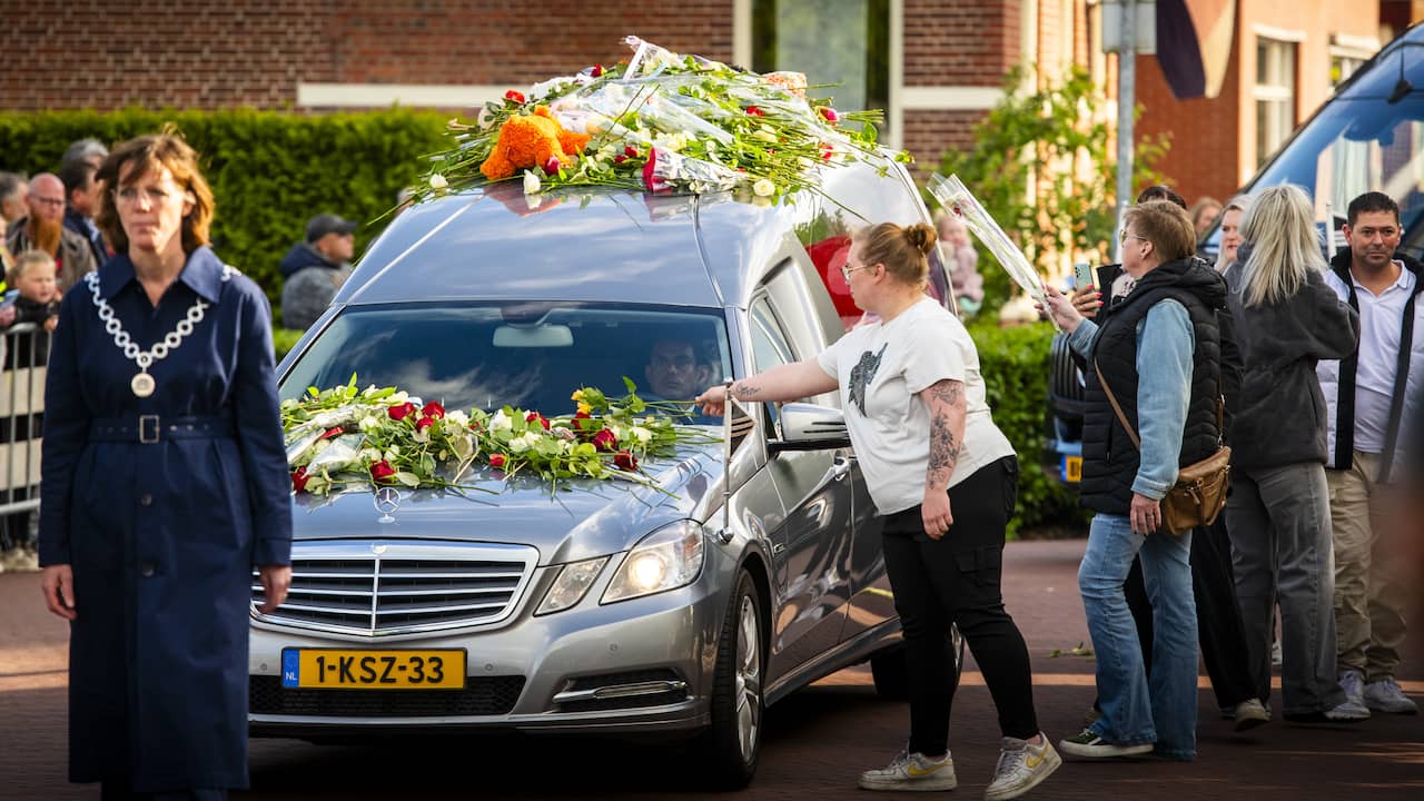 Tranen en rozen bij stille tocht Jeffrey en Emma: 'We missen ze heel erg'