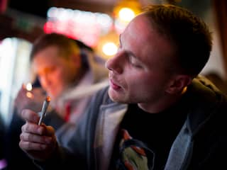 Vanaf half mei mag je niet meer blowen in de oude binnenstad van Amsterdam