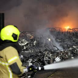 Video | Grote brand verwoest tientallen brommobielen in Numansdorp