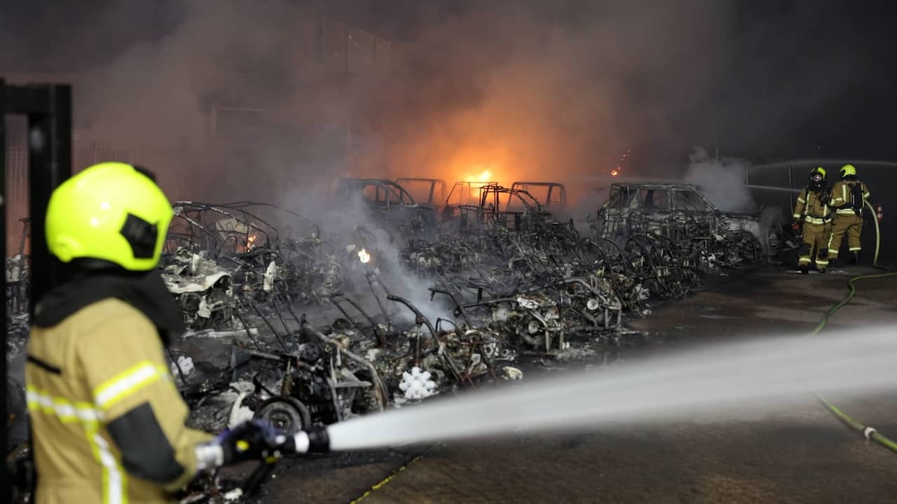 Video | Grote brand verwoest tientallen brommobielen in Numansdorp
