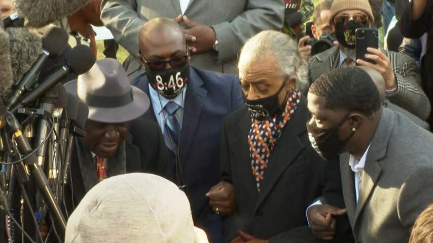 Nabestaanden George Floyd knielen voorafgaand aan rechtszaak