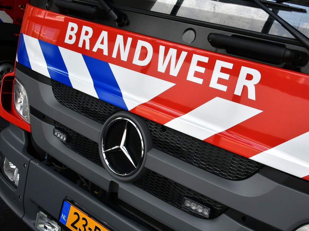 Grote brand in loods in Kats onder controle, Zeelandbrug enige tijd gesloten