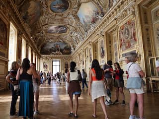 Deel van Louvre weer open waar miljoenenroof was, maar zonder kroonjuwelen