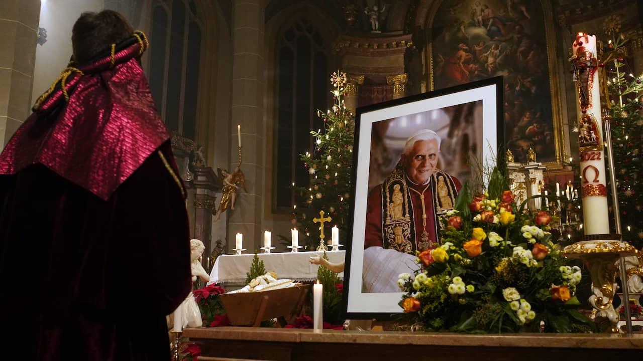 Publiek neemt afscheid van paus emeritus Benedictus in Sint ...