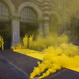 XR-klimaatactivisten blokkeren ingangen Rijksmuseum door tunnel te versperren