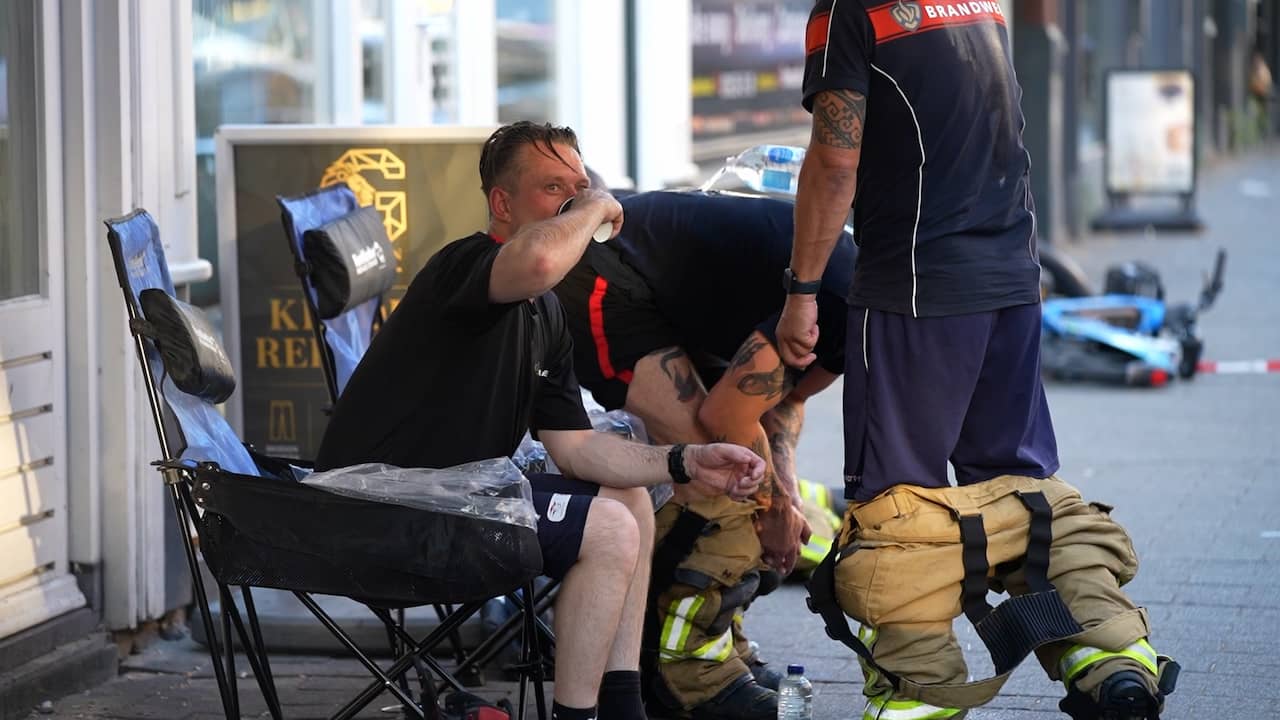 Video | Oververhitte brandweerlieden worden gekoeld na blussen in Rotterdam