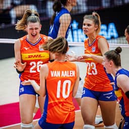 Nederlandse volleybalsters stunten tegen titelhouder Servië in achtste finales WK