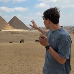 Video | Rico Verhoeven vecht tussen piramides: zo ziet boksring in Egypte eruit