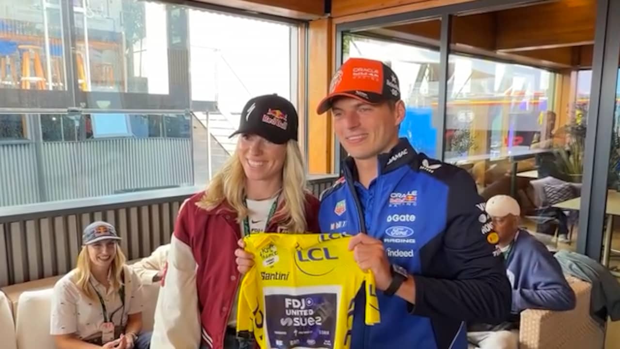 Video | Demi Vollering geeft gele trui aan Max Verstappen in Zandvoort