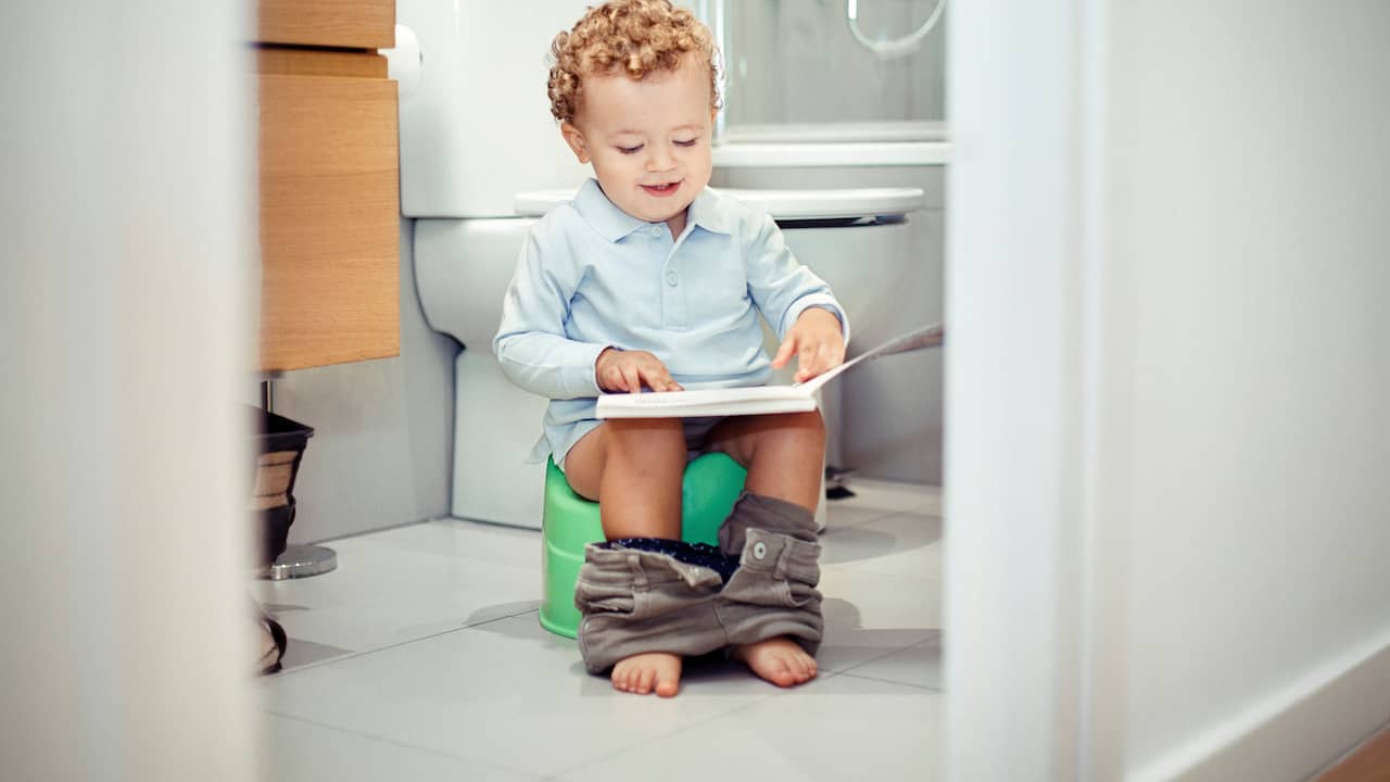 Luier af en badje in de tuin: helpt de zomer bij zindelijk worden