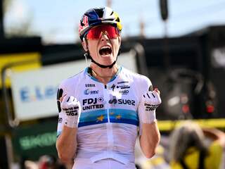 Vollering wint vijfde Tour-etappe en ziet Ferrand-Prévot wegvallen in strijd om geel