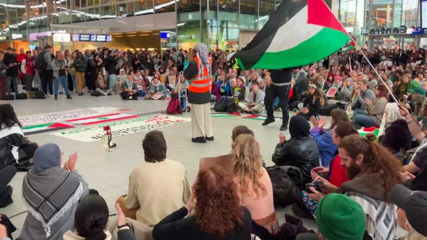 Sit-in van pro-Palestijnse demonstranten op Utrecht Centraal
