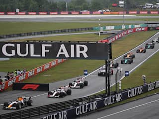 Flop voor F1: race in Maleisië uitgesteld na softwareproblemen auto's door regen