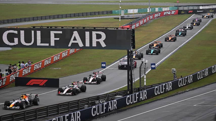 Flop voor F1: race in Maleisië uitgesteld na softwareproblemen auto's door regen