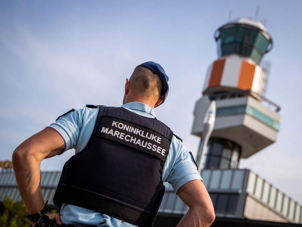 Vrouw opgepakt op vliegveld met bijna 10.000 euro in onderbroek en schoen