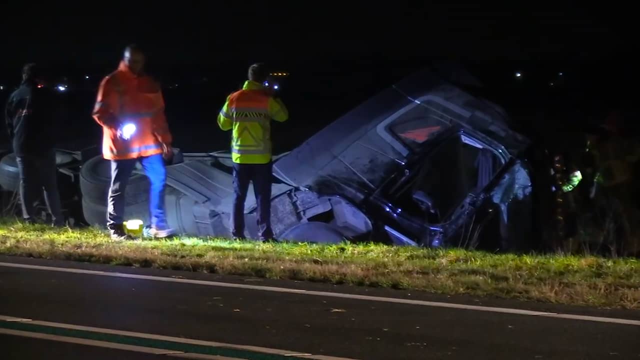 Video | Hulpdiensten doen onderzoek naar dodelijke aanrijding bij Sibculo