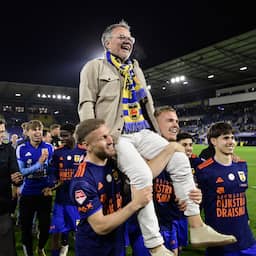 Teruglezen | Henk de Jong op de schouders, opluchting bij FC Den Bosch