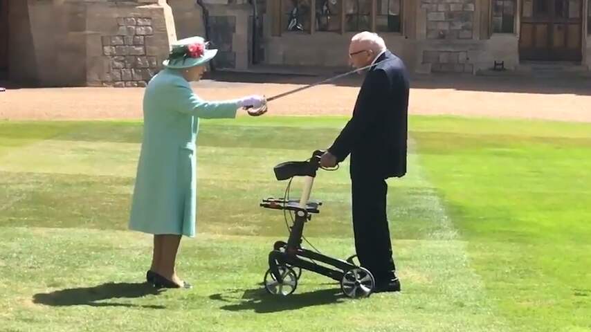 Koningin Elizabeth riddert veteraan (100) die miljoenen inzamelde