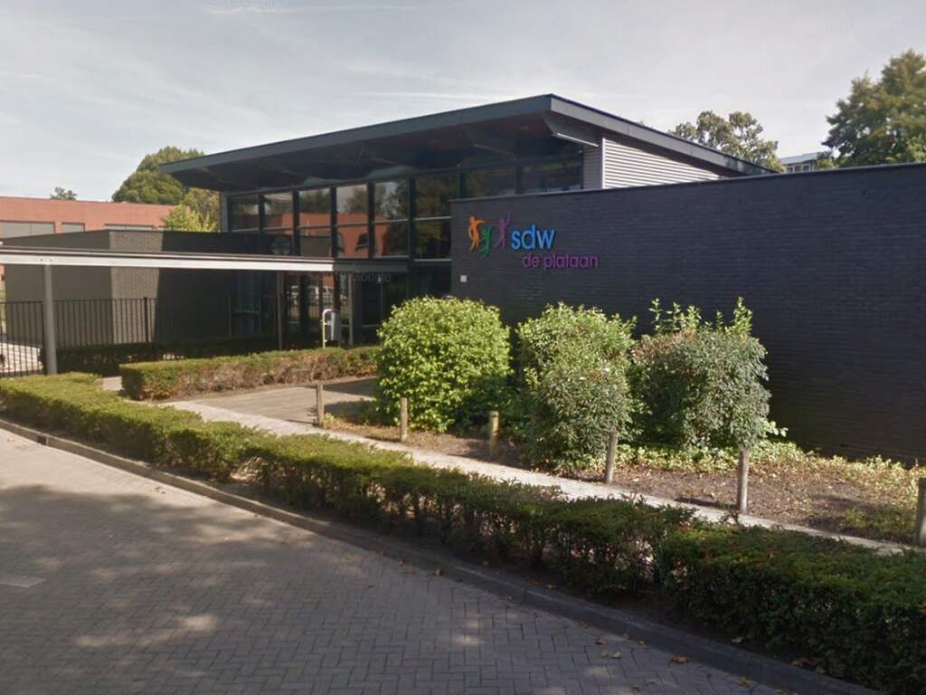 Automobilist rijdt Brabantse dagbesteding binnen, laat auto staan en vlucht te voet