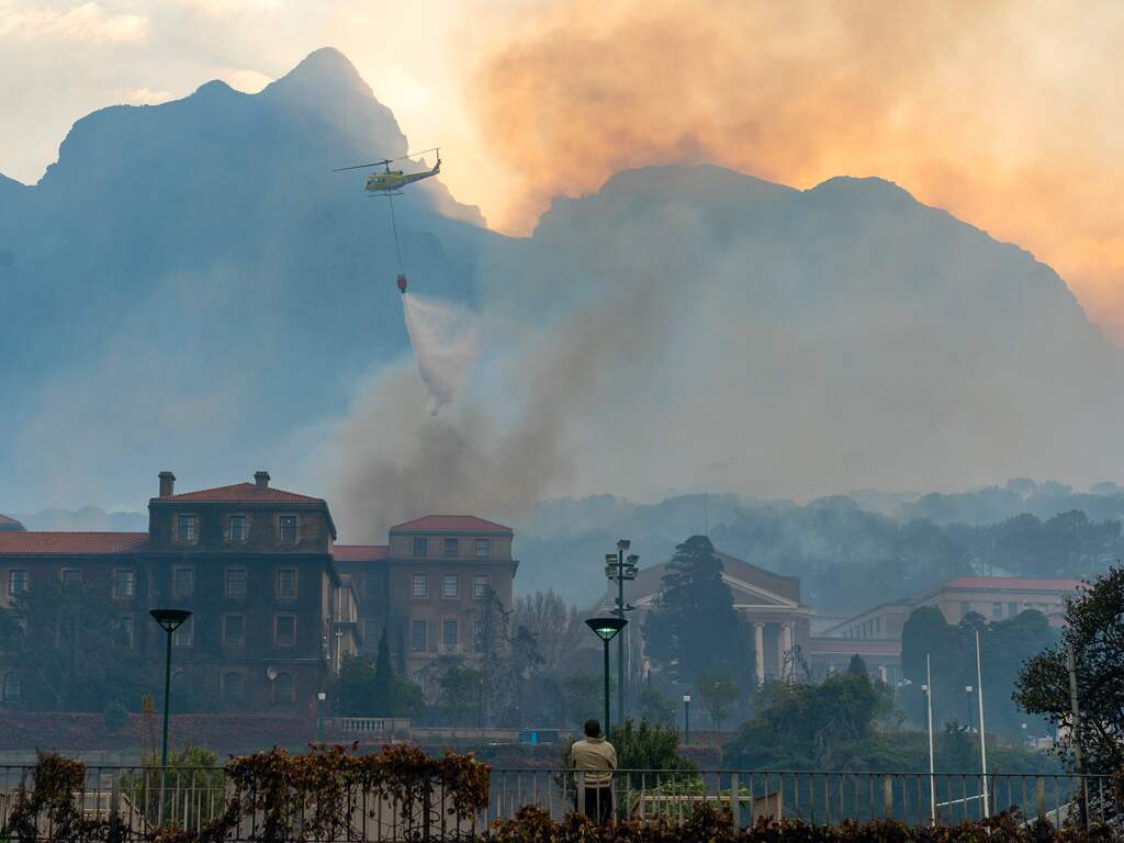Grote brand op Tafelberg in Zuid-Afrika, universiteit deels afgebrand