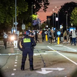 ME ingezet na koranverbranding bij azc Hoofddorp, betogers gooien vuurwerk