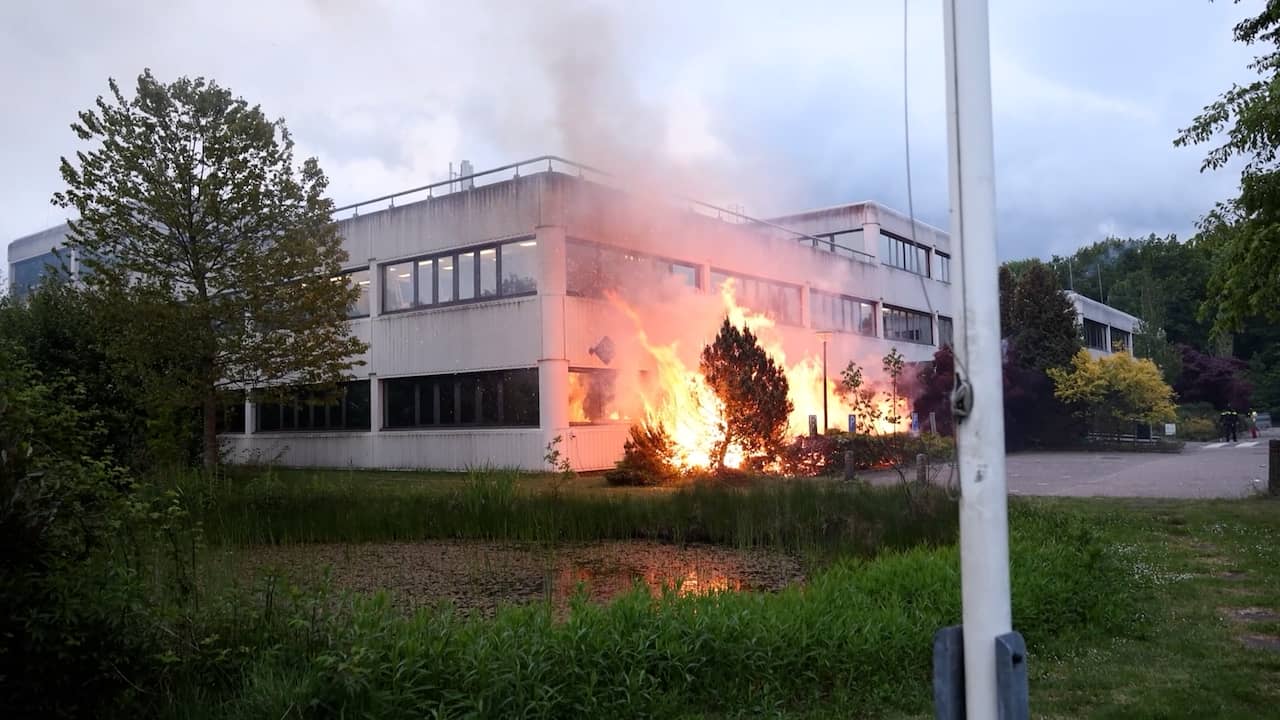 Video | Brand bij azc in Loosdrecht doordat betogers vuurwerk gooien