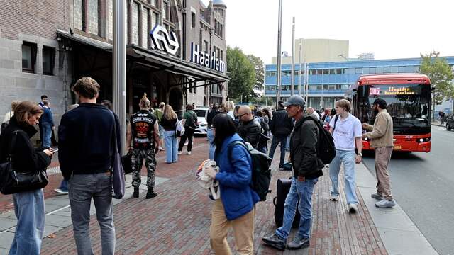 Politie onderzoekt achtergelaten tassen op vier stations